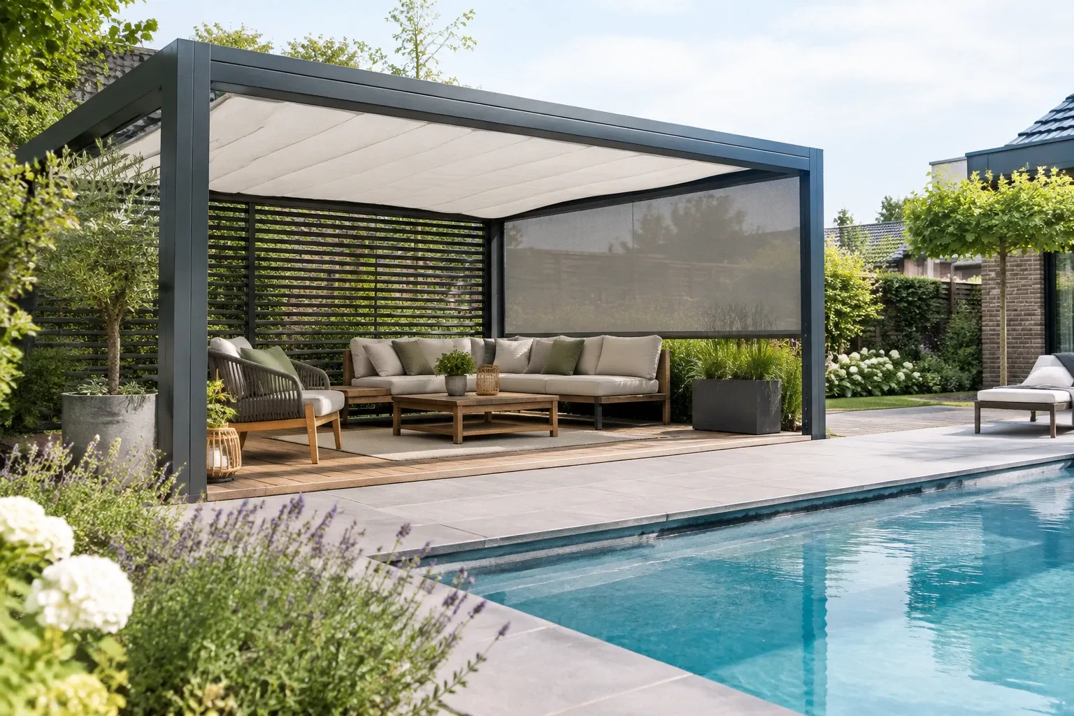 Moderne pergola met stoffen dak en zijscherm, loungebank en salontafel bij zwembad